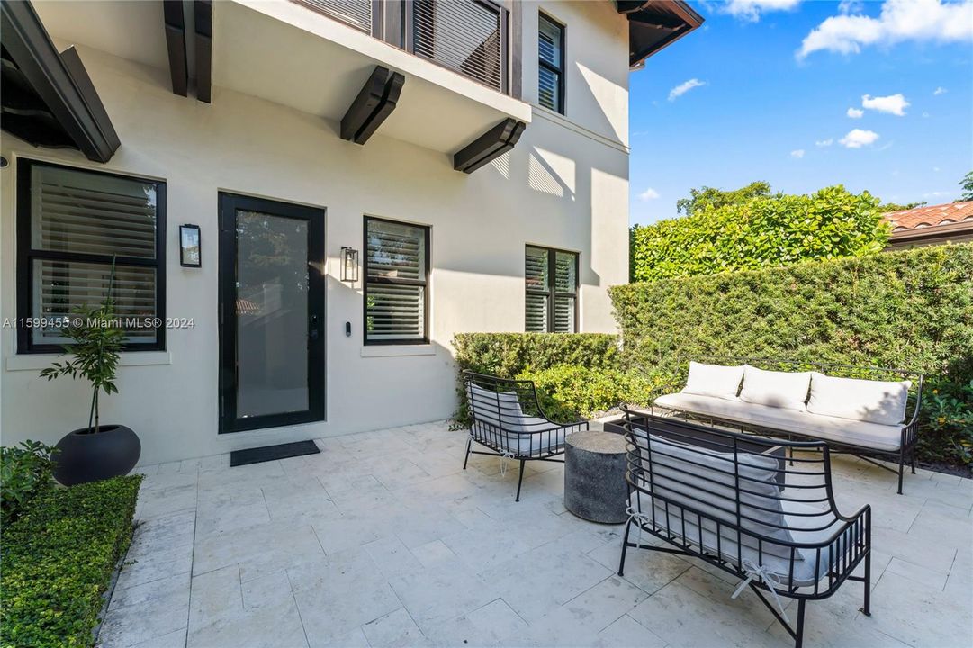 Active With Contract: $3,045,000 (4 beds, 3 baths, 2590 Square Feet)