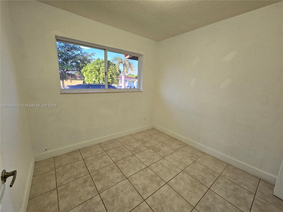 Active With Contract: $2,950 (3 beds, 1 baths, 1174 Square Feet)