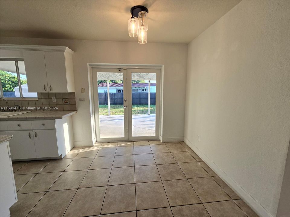 Active With Contract: $2,950 (3 beds, 1 baths, 1174 Square Feet)