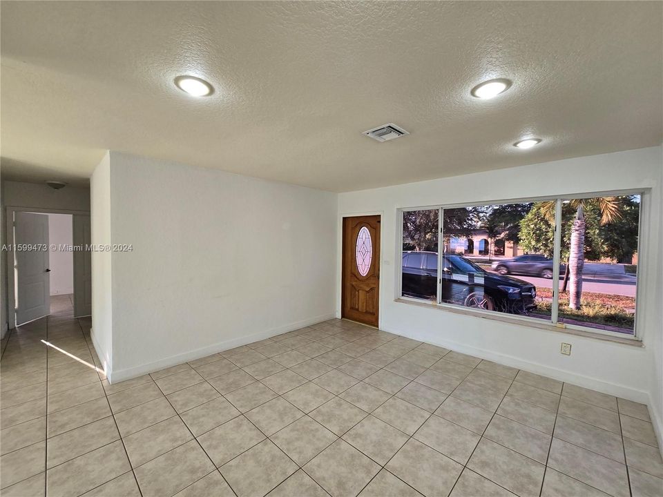 Active With Contract: $2,950 (3 beds, 1 baths, 1174 Square Feet)