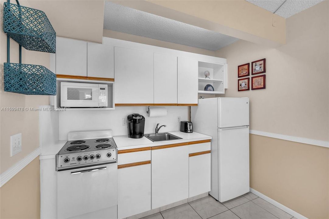 For Sale: $147,500 (1 beds, 1 baths, 514 Square Feet)