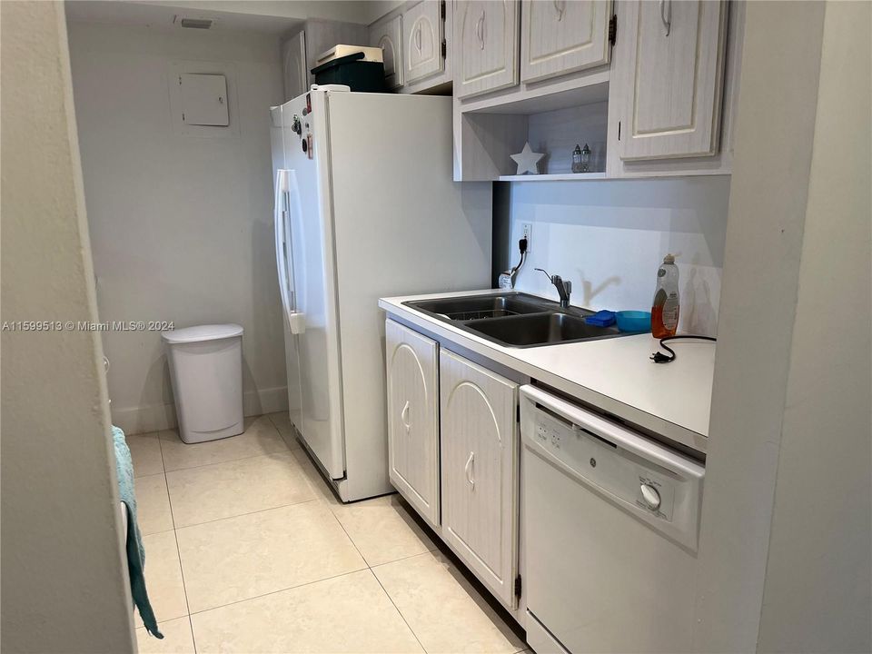 For Rent: $3,400 (1 beds, 1 baths, 895 Square Feet)