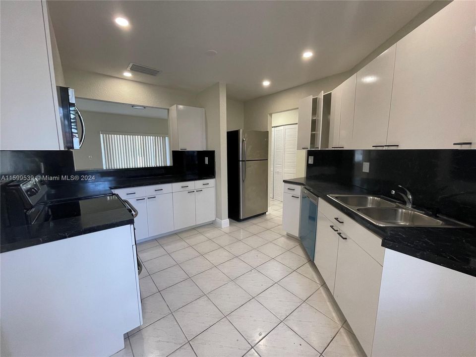 Active With Contract: $2,600 (3 beds, 2 baths, 1572 Square Feet)