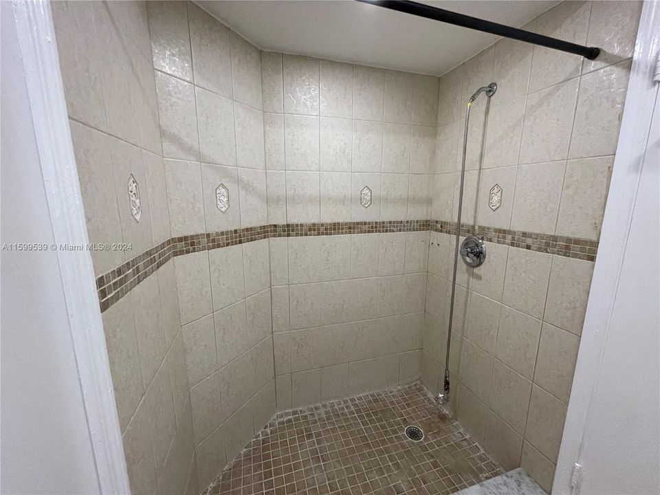 合同活跃: $2,600 (3 贝兹, 2 浴室, 1572 平方英尺)