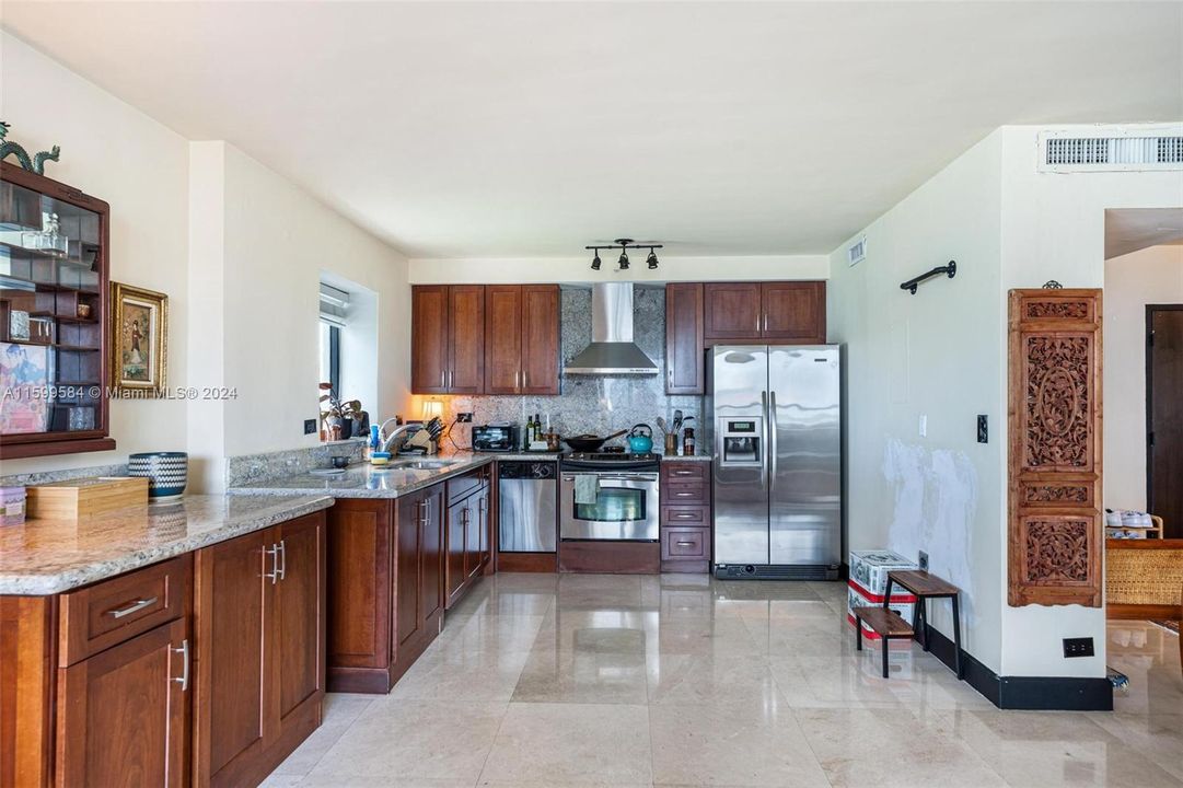 Active With Contract: $5,700 (2 beds, 2 baths, 1239 Square Feet)