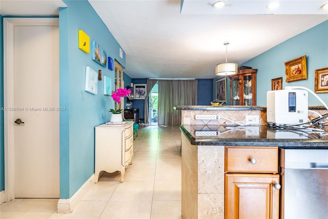 For Sale: $265,000 (2 beds, 2 baths, 970 Square Feet)