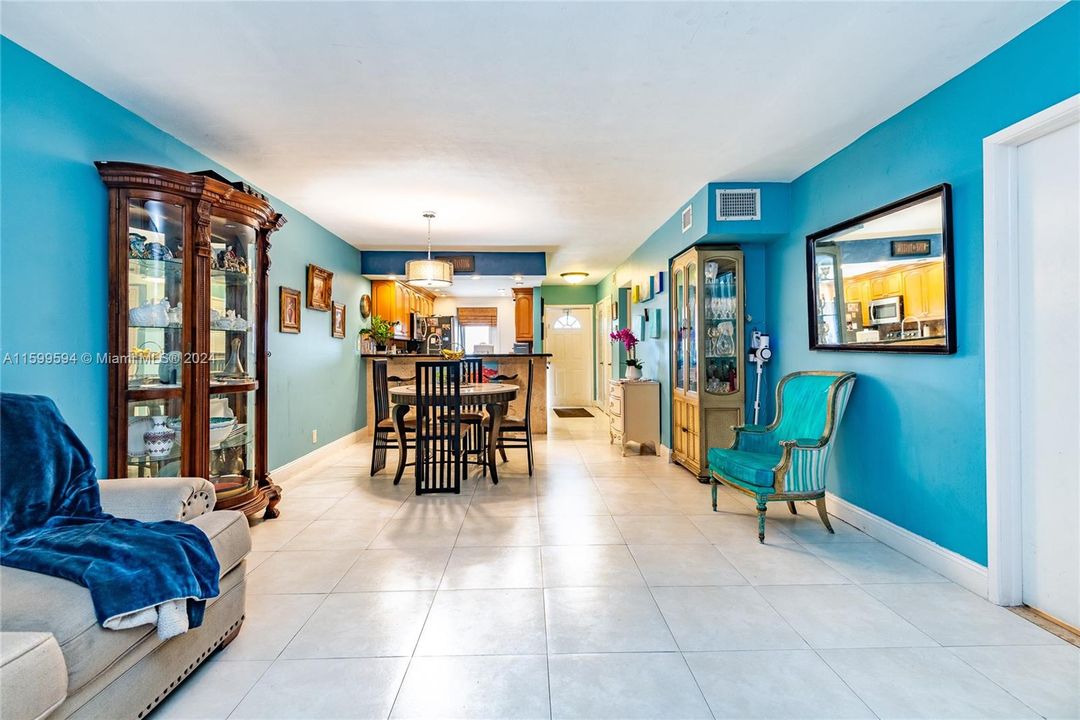 For Sale: $265,000 (2 beds, 2 baths, 970 Square Feet)