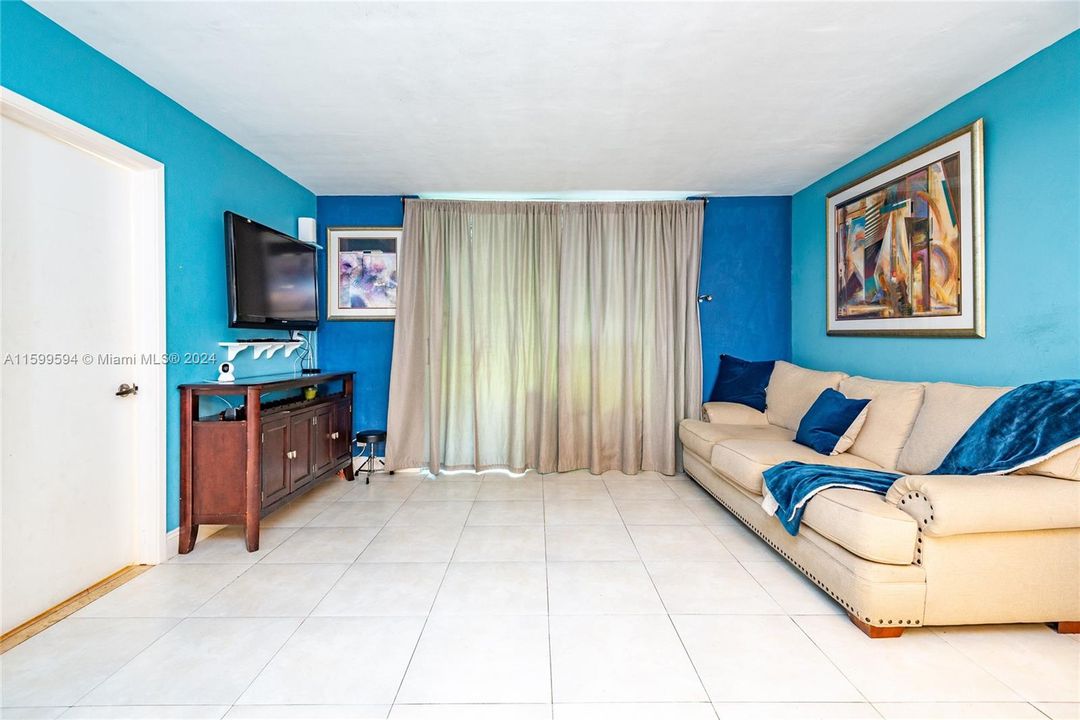 For Sale: $265,000 (2 beds, 2 baths, 970 Square Feet)