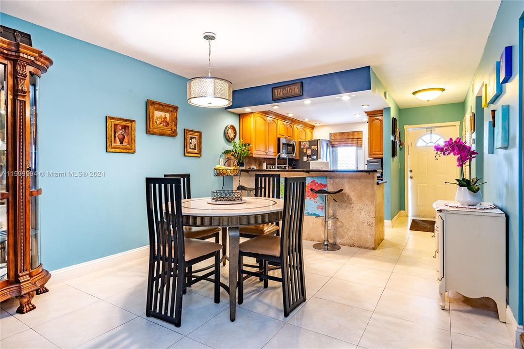 For Sale: $265,000 (2 beds, 2 baths, 970 Square Feet)