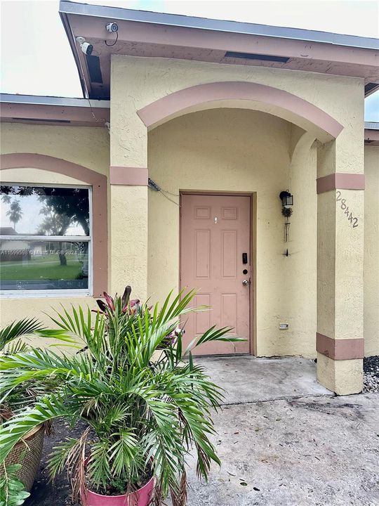 Active With Contract: $2,150 (3 beds, 2 baths, 1160 Square Feet)