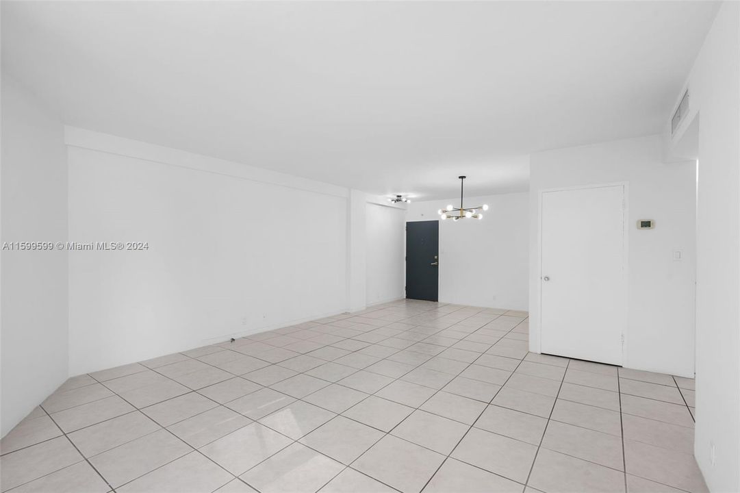 For Rent: $2,275 (1 beds, 1 baths, 779 Square Feet)