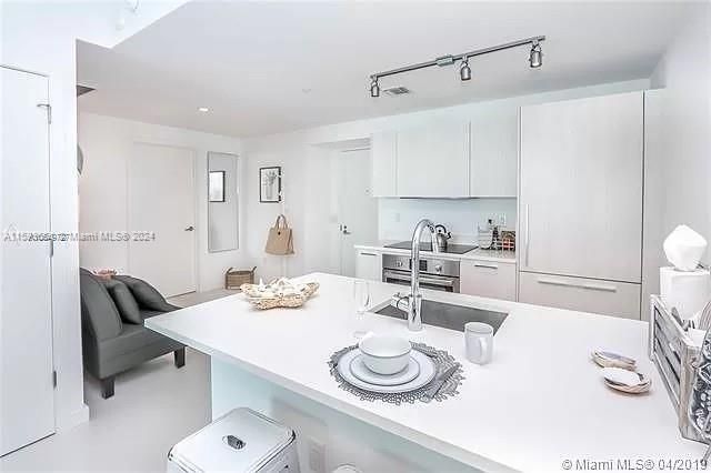 Recently Rented: $3,700 (1 beds, 1 baths, 759 Square Feet)