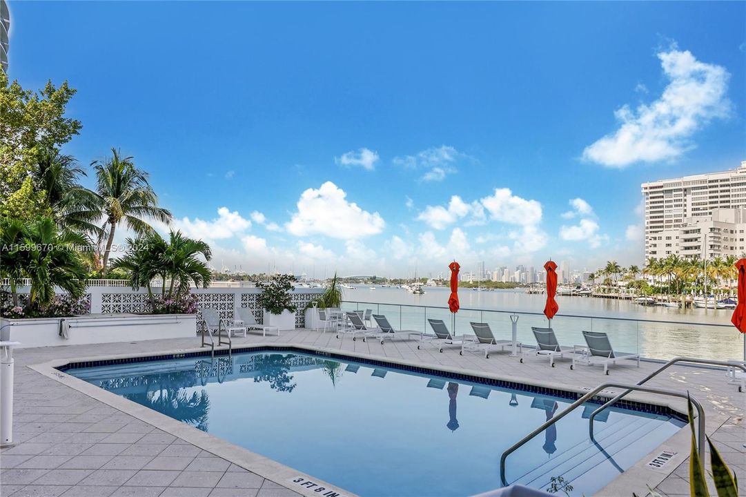 Active With Contract: $435,000 (1 beds, 1 baths, 784 Square Feet)