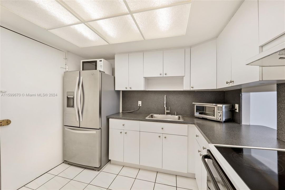 Active With Contract: $435,000 (1 beds, 1 baths, 784 Square Feet)