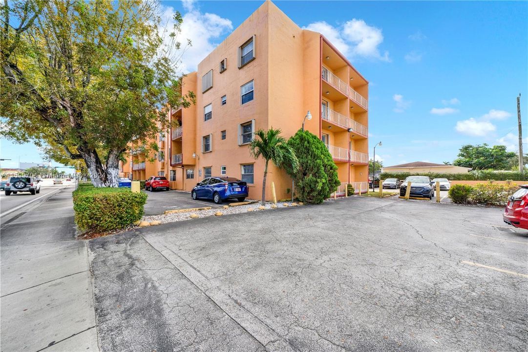 Active With Contract: $2,000 (1 beds, 1 baths, 575 Square Feet)