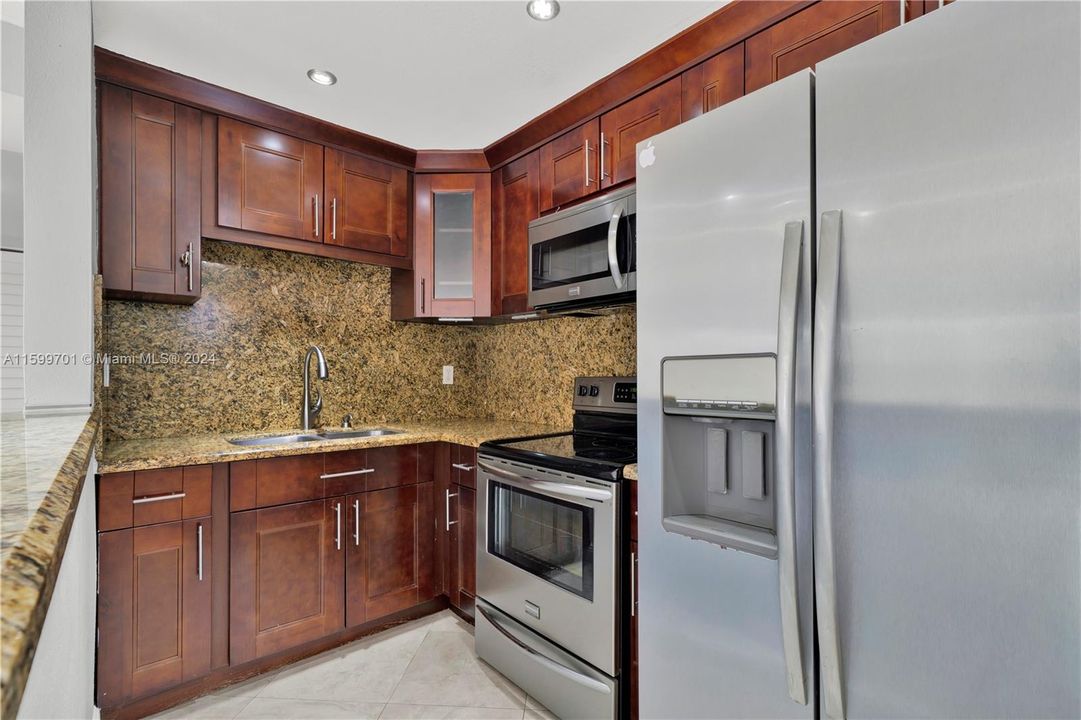 Active With Contract: $2,000 (1 beds, 1 baths, 575 Square Feet)