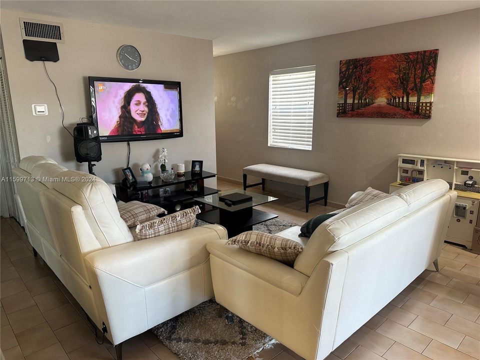 Active With Contract: $349,000 (2 beds, 1 baths, 940 Square Feet)