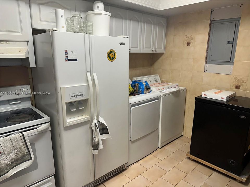 Active With Contract: $349,000 (2 beds, 1 baths, 940 Square Feet)