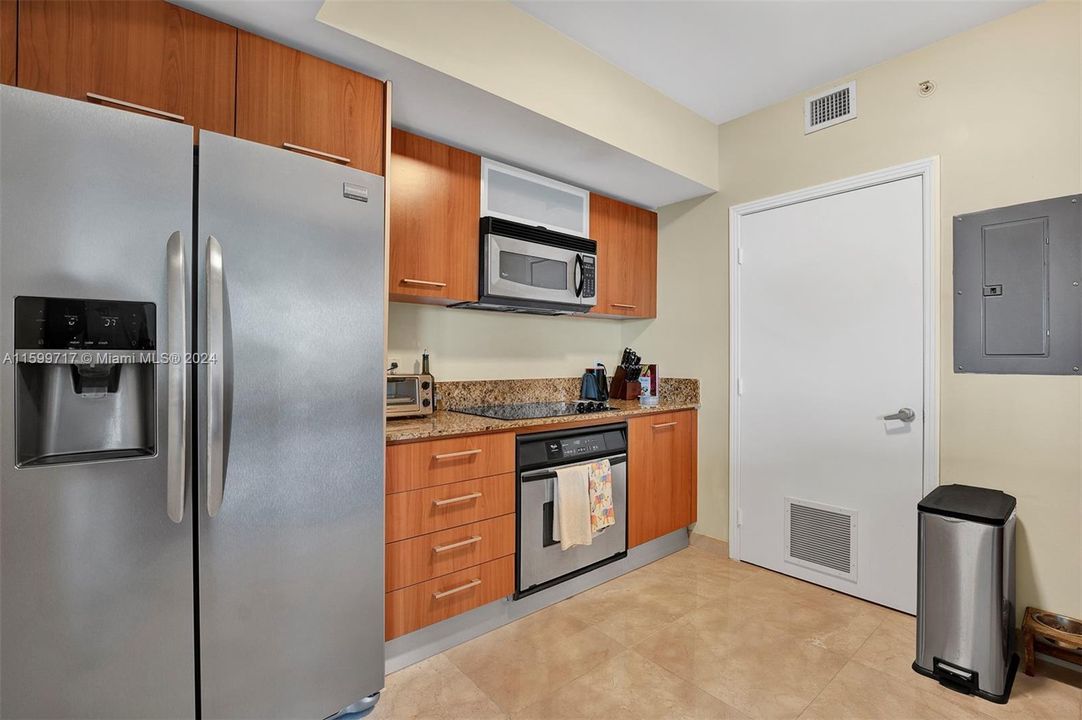 Active With Contract: $3,650 (3 beds, 2 baths, 1467 Square Feet)