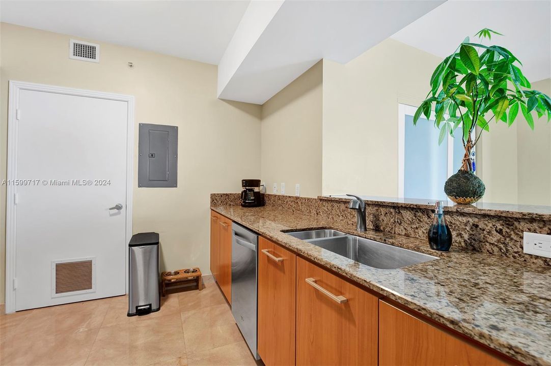 Active With Contract: $3,650 (3 beds, 2 baths, 1467 Square Feet)