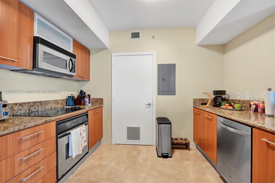 Active With Contract: $3,650 (3 beds, 2 baths, 1467 Square Feet)