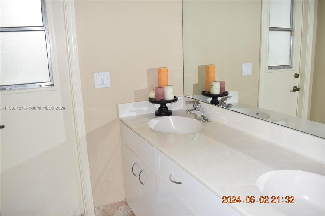 Active With Contract: $1,150 (1 beds, 1 baths, 2489 Square Feet)