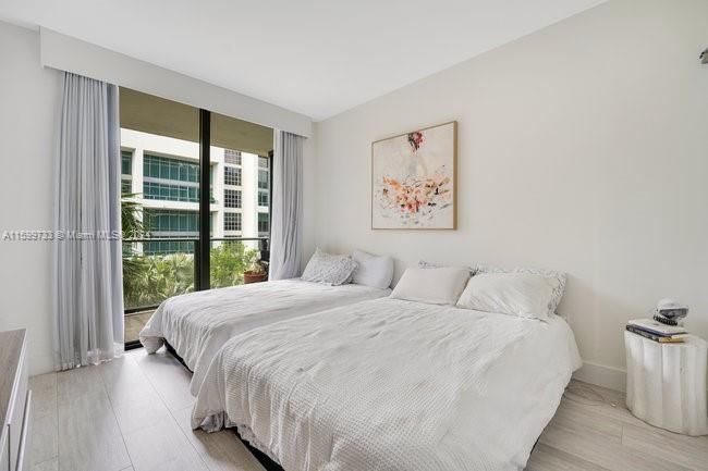 Active With Contract: $410,000 (1 beds, 1 baths, 672 Square Feet)