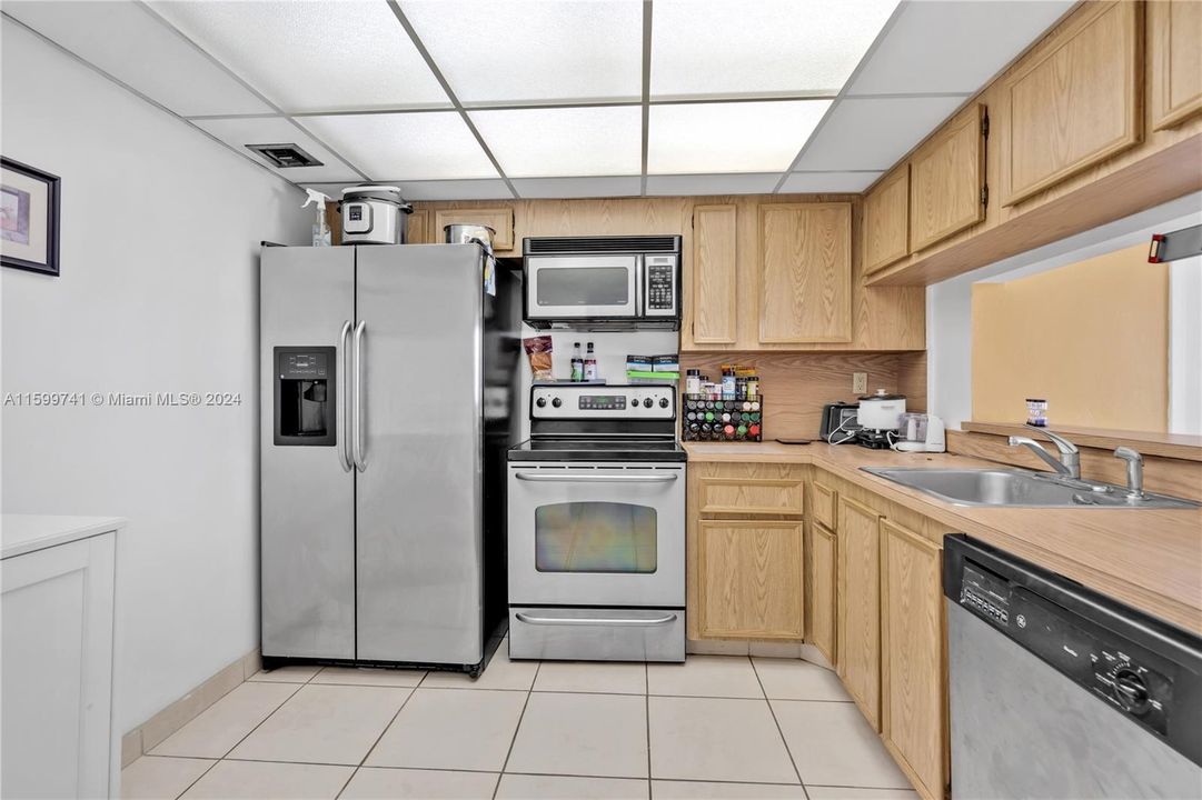 For Sale: $349,500 (1 beds, 1 baths, 840 Square Feet)