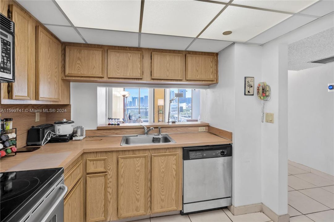 For Sale: $349,500 (1 beds, 1 baths, 840 Square Feet)