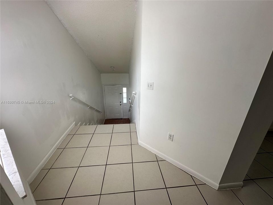 For Sale: $205,000 (1 beds, 1 baths, 830 Square Feet)