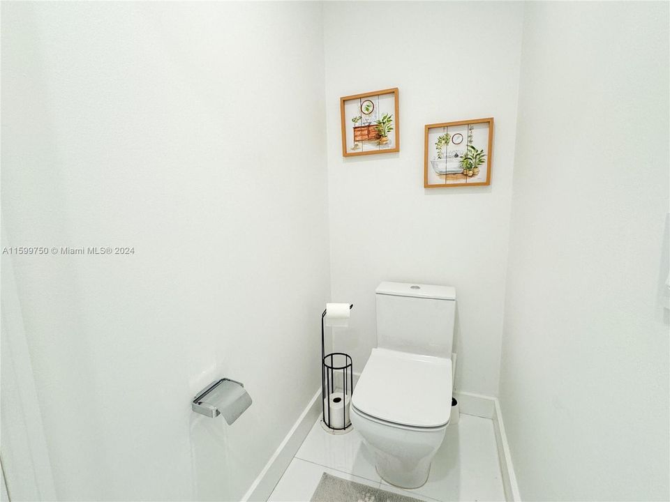 合同活跃: $825,000 (4 贝兹, 2 浴室, 2463 平方英尺)