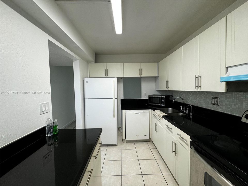 For Sale: $216,900 (1 beds, 1 baths, 792 Square Feet)