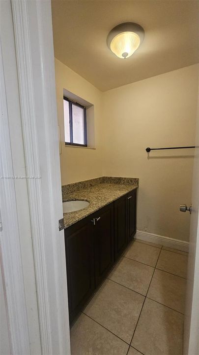 For Rent: $1,900 (1 beds, 1 baths, 705 Square Feet)