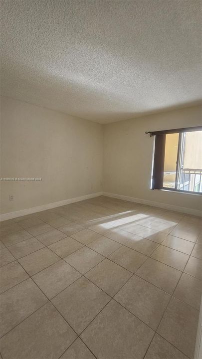 For Rent: $1,900 (1 beds, 1 baths, 705 Square Feet)