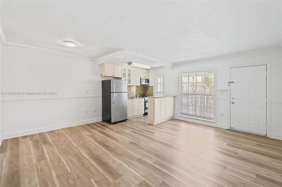 Active With Contract: $1,900 (1 beds, 1 baths, 514 Square Feet)