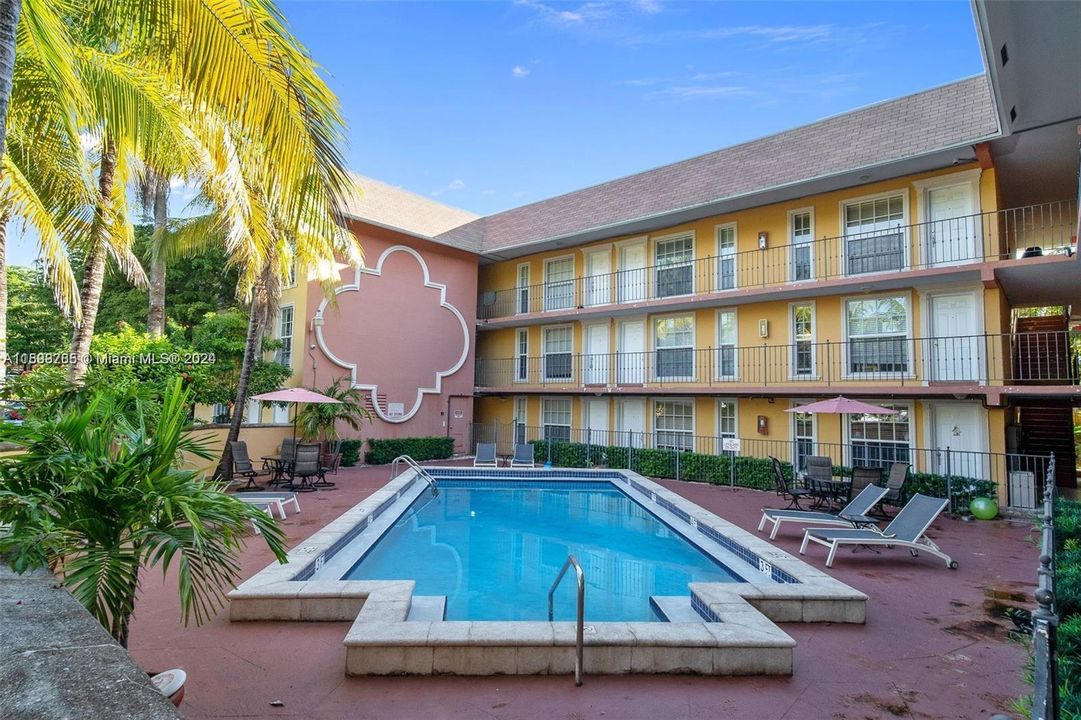 Active With Contract: $1,900 (1 beds, 1 baths, 514 Square Feet)