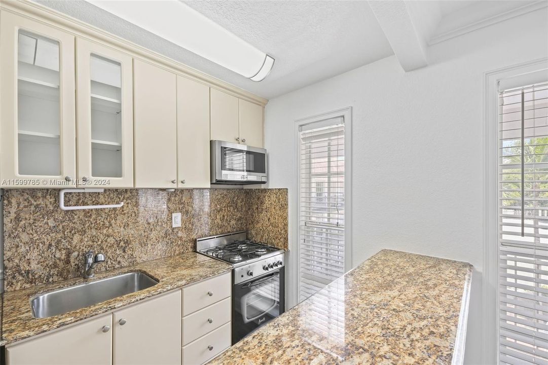 Active With Contract: $1,900 (1 beds, 1 baths, 514 Square Feet)