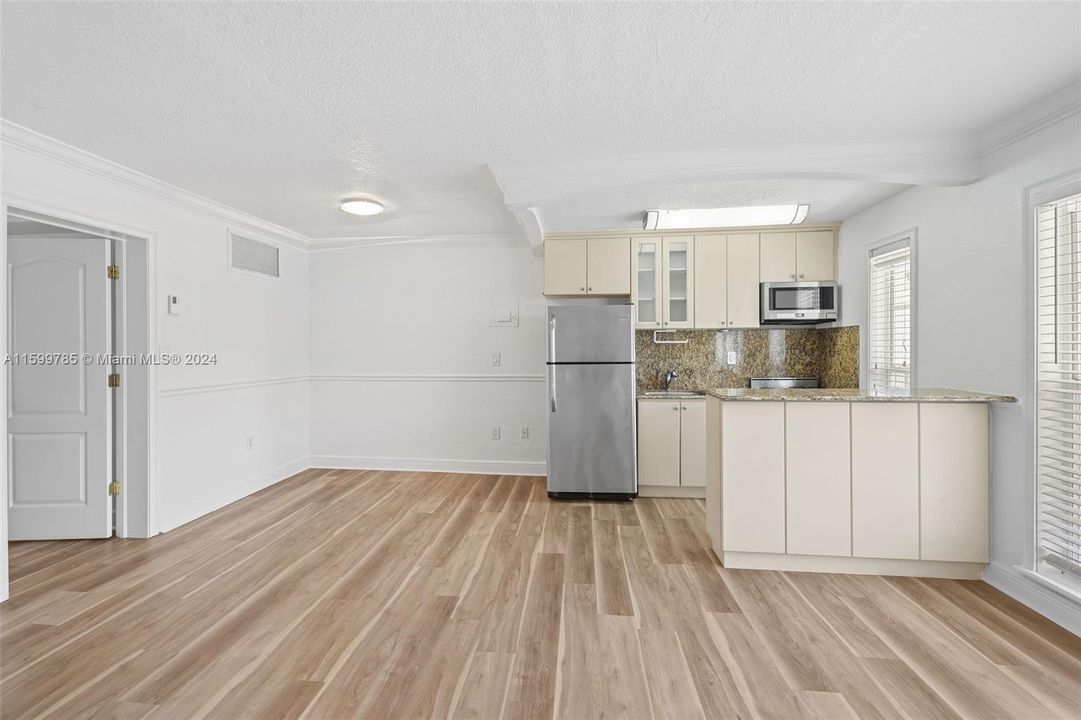 Active With Contract: $1,900 (1 beds, 1 baths, 514 Square Feet)