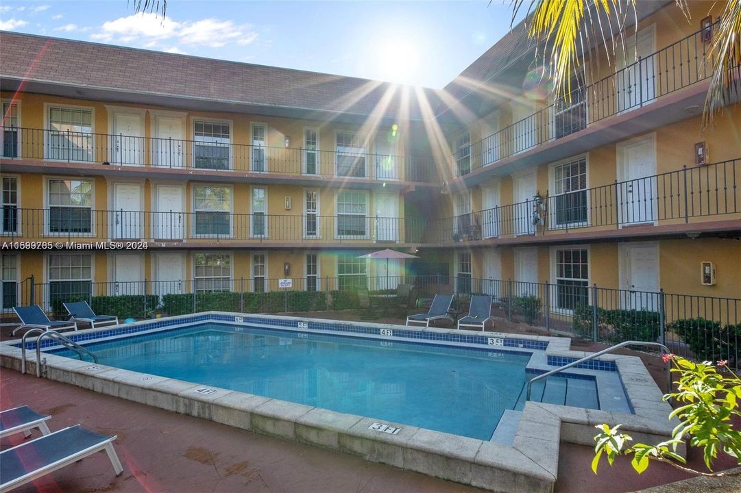 Active With Contract: $1,900 (1 beds, 1 baths, 514 Square Feet)
