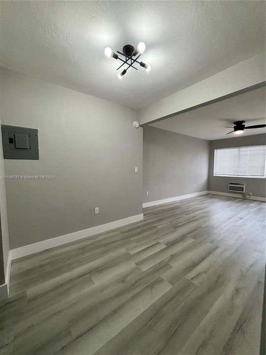 Active With Contract: $1,850 (0 beds, 1 baths, 550 Square Feet)