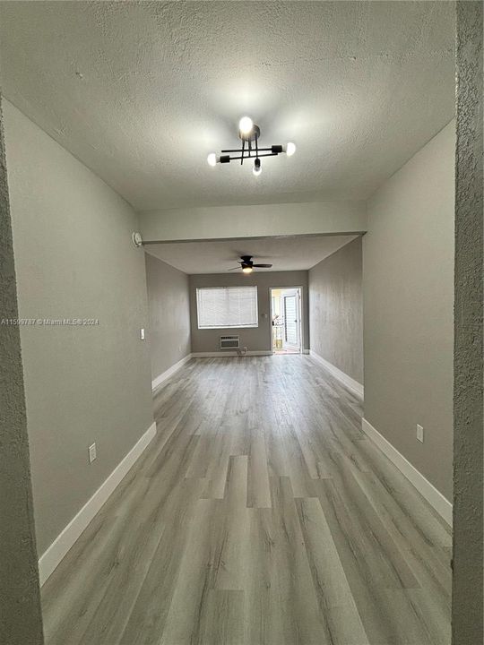 Active With Contract: $1,850 (0 beds, 1 baths, 550 Square Feet)