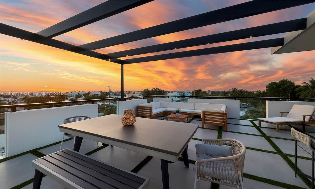 Rooftop Dining at Sunset: Host unforgettable dinners as the sun sets over the horizon. This rooftop dining area offers a stunning backdrop, making every meal a special occasion.