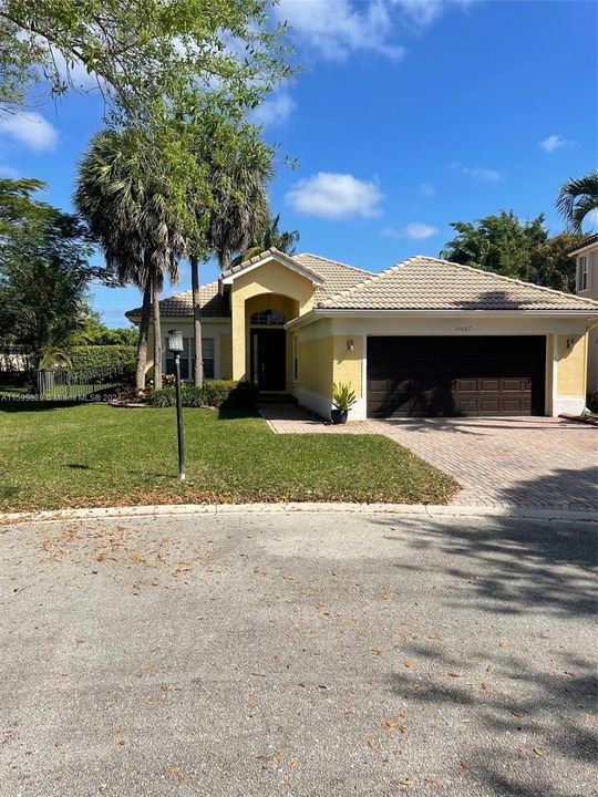 For Sale: $759,000 (4 beds, 2 baths, 1977 Square Feet)