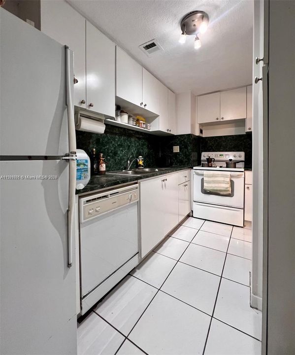 Active With Contract: $2,300 (1 beds, 1 baths, 831 Square Feet)