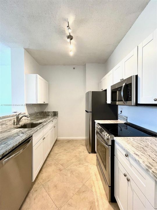 For Sale: $370,000 (1 beds, 1 baths, 705 Square Feet)