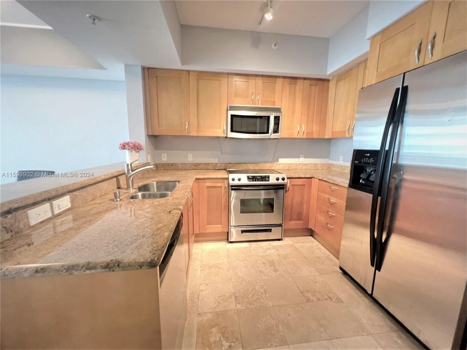 For Sale: $465,000 (2 beds, 2 baths, 1052 Square Feet)