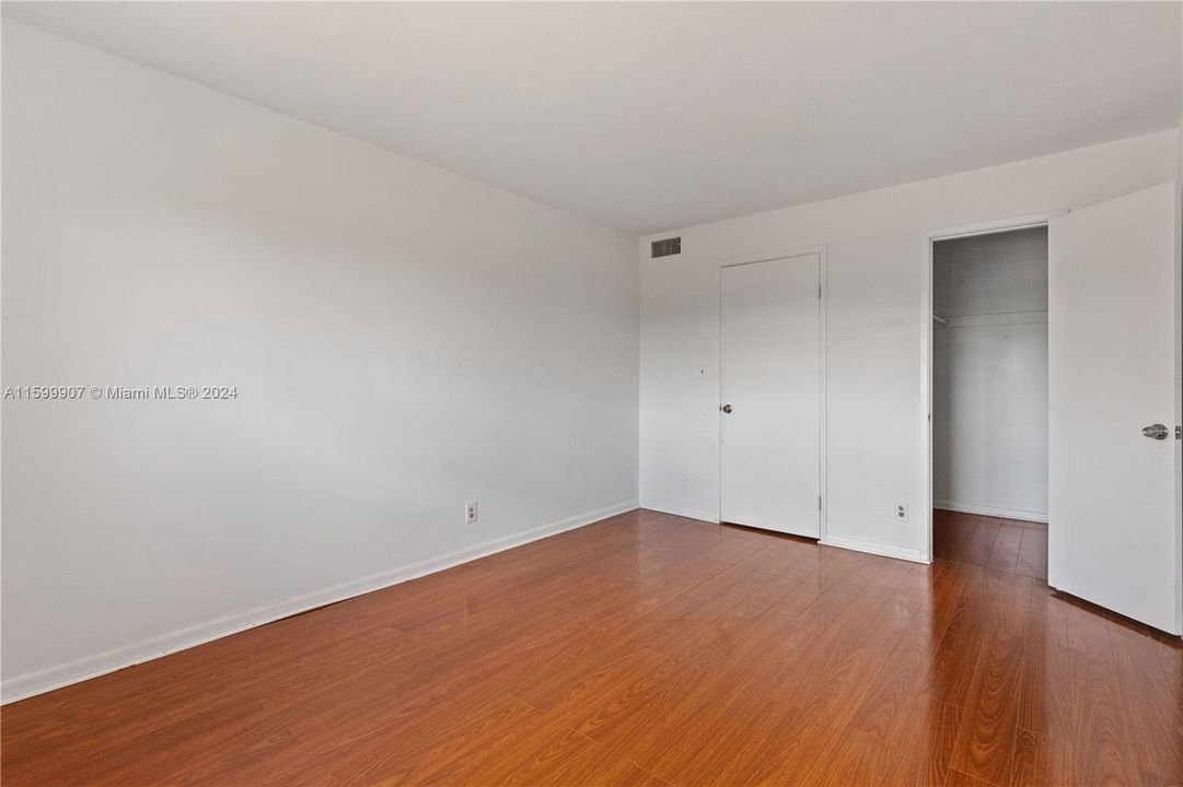 For Sale: $149,000 (1 beds, 1 baths, 740 Square Feet)