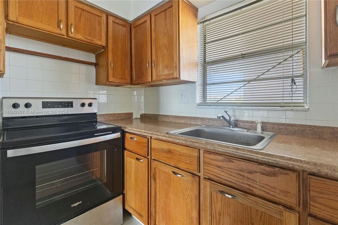 For Sale: $149,000 (1 beds, 1 baths, 740 Square Feet)