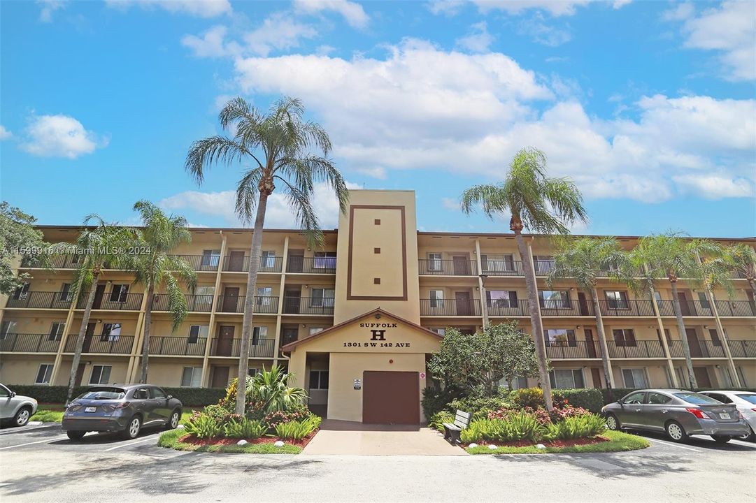 Well Maintained Condo Unit with Elevator