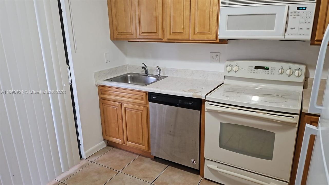 Recently Rented: $1,950 (2 beds, 2 baths, 974 Square Feet)